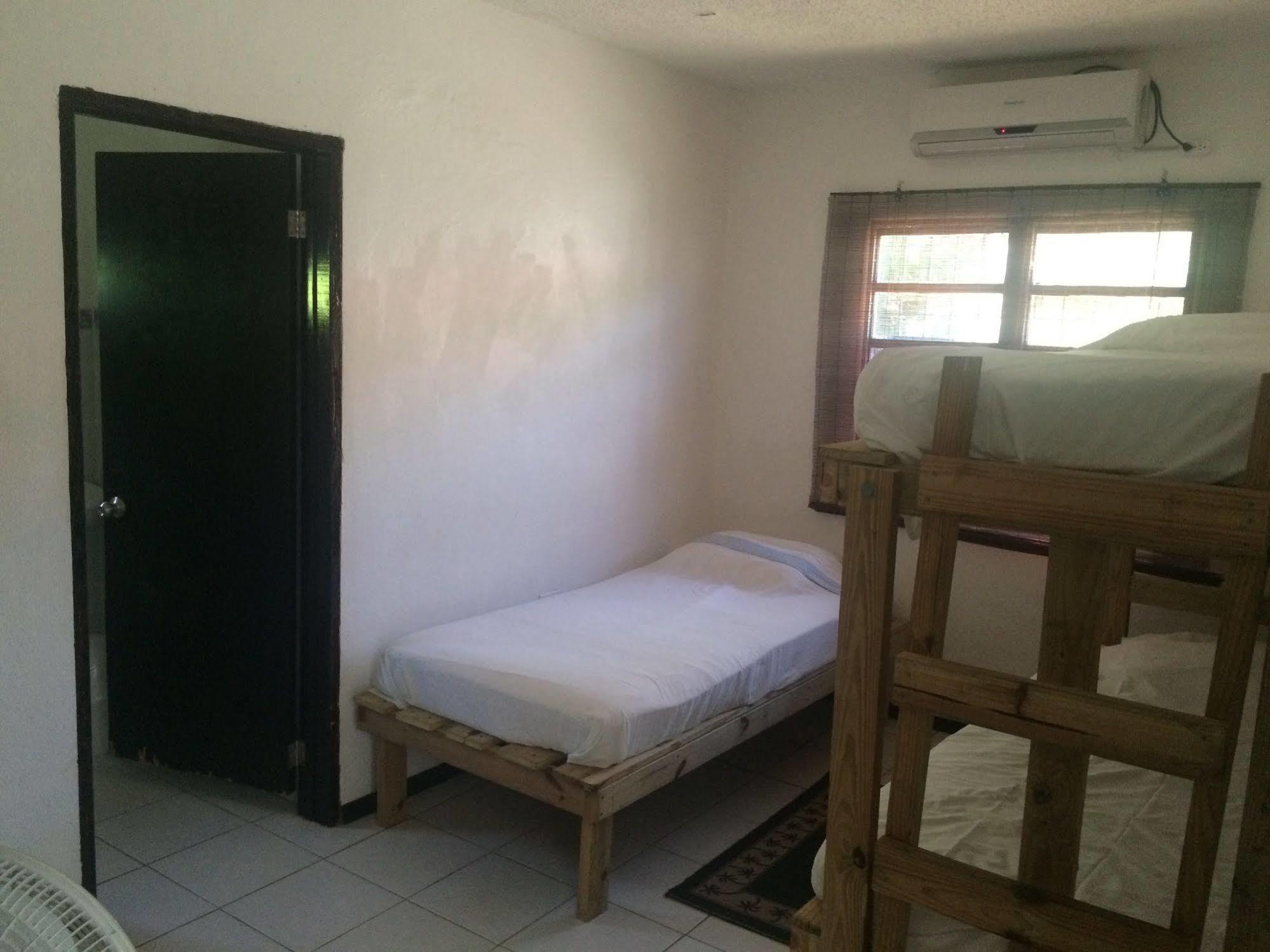 Vicky'S Keys Hostel Upper Princeʼs Quarter 外观 照片
