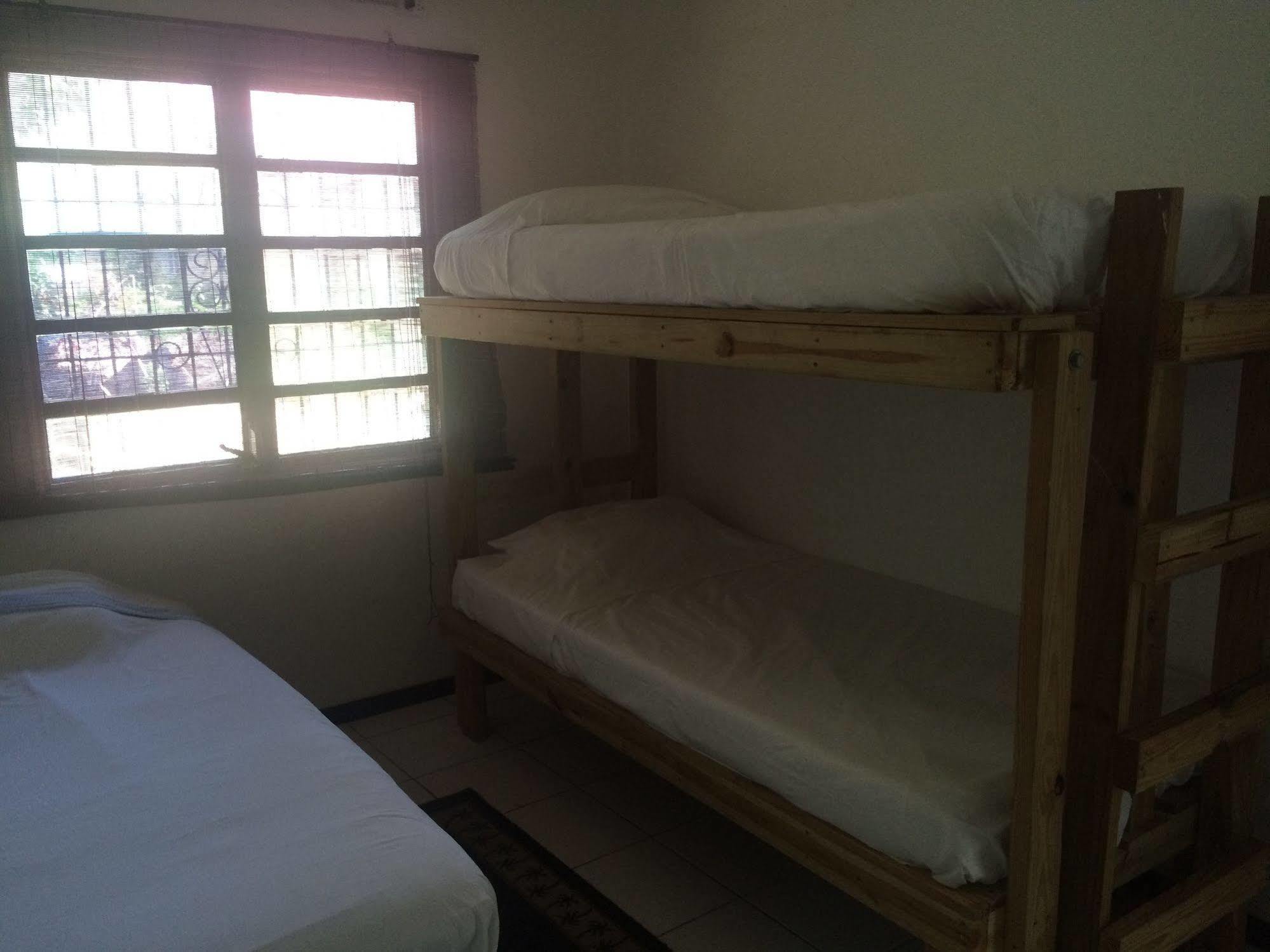 Vicky'S Keys Hostel Upper Princeʼs Quarter 外观 照片